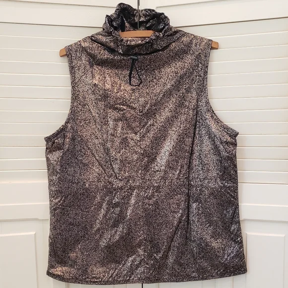 ⭐FABLETICS | Liora Metallic Athletic Ripstop Cowl Neck Kangaroo Pocket Vest - Picture 12 of 16